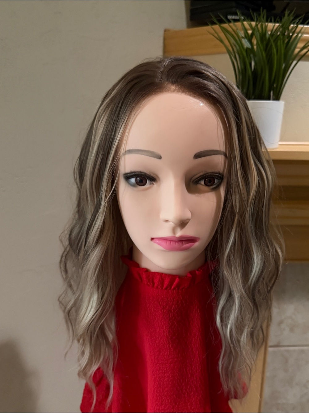 Aisom Mila in warm blonde. Beautiful water wave!